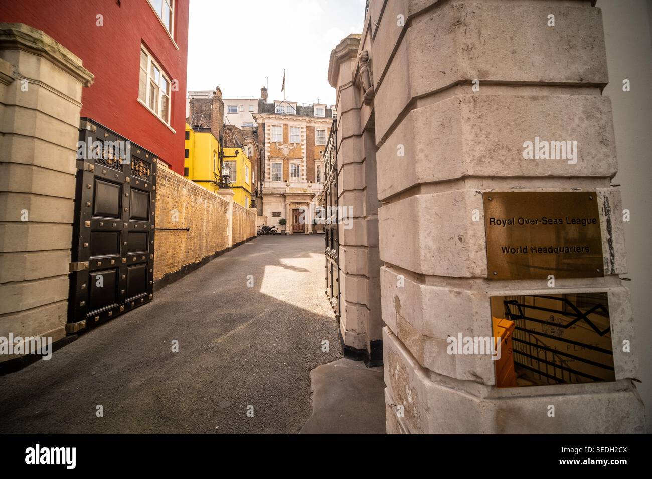 LONDON - 20. MÄRZ 2026: PARK PLACE ST JAMES's SW1 - Royal Over-Seas League Mews Entrance World Headquarters Stockfoto