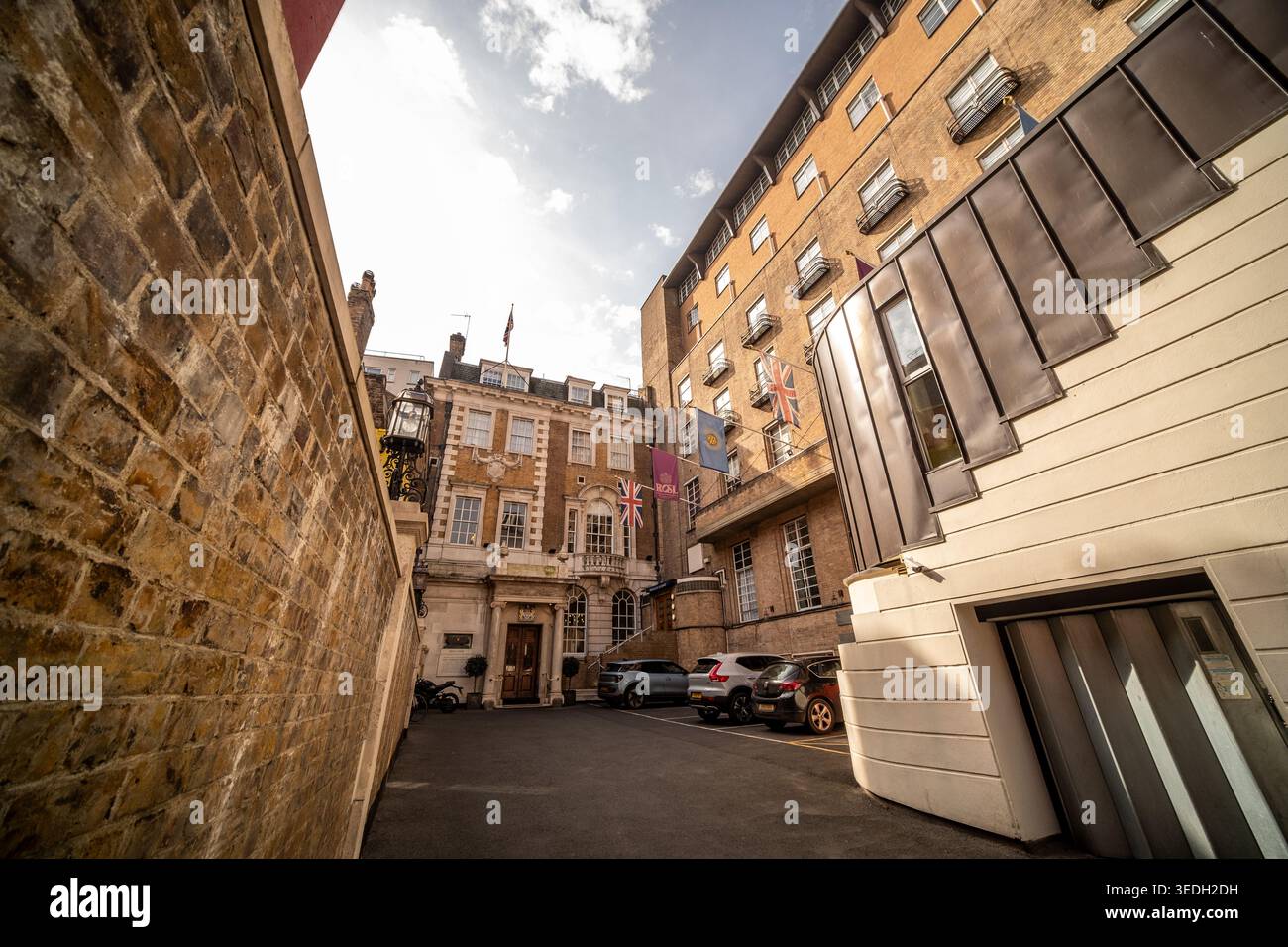 LONDON - 20. MÄRZ 2026: PARK PLACE ST JAMES's SW1 - Royal Over-Seas League Mews Entrance World Headquarters Stockfoto