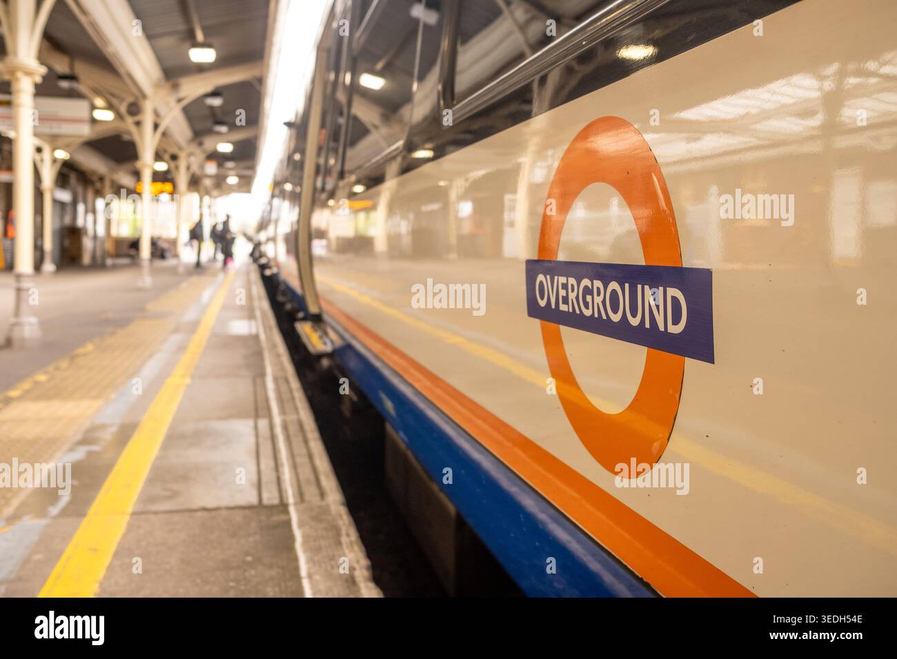LONDON - 30. MÄRZ 2026: - London Overground-Zugwagen-Rundlauf OVERGROUND-Branding Stockfoto