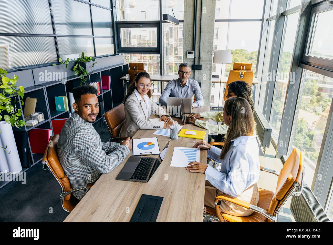 Investment Pitch mit multirassischen Gründern in Schwarz und weiß Stockfoto