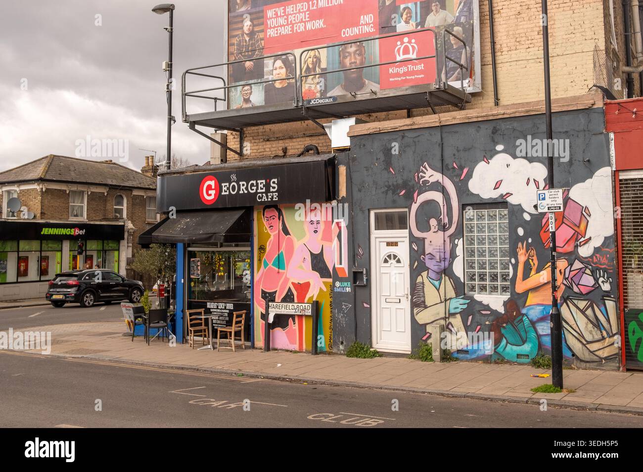 LONDON - 30. MÄRZ 2026: BROCKLEY SE4 - George's Cafe Harefield Road Street Art Fototapete Lewisham Stockfoto