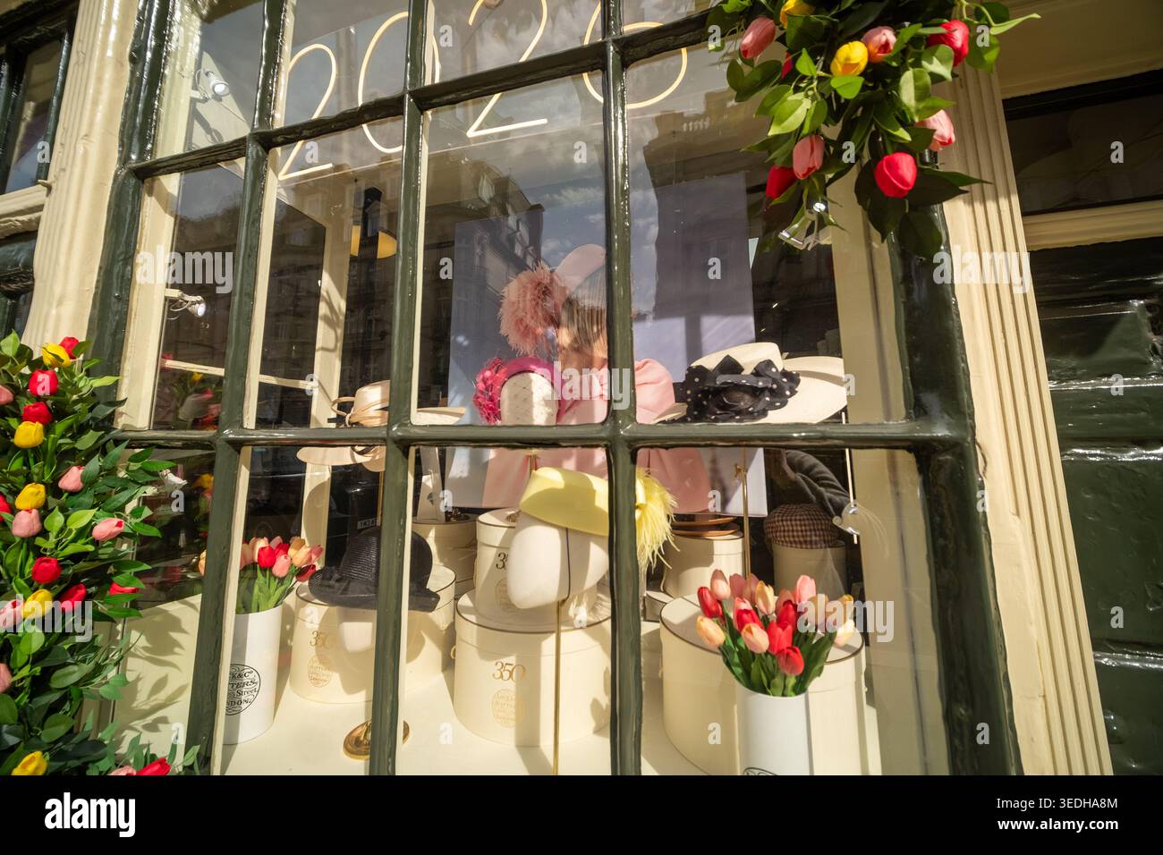 LONDON - 20. MÄRZ 2026: ST JAMES's STREET SW1A - Lock & Co Hatters Luxus-Hut-Fenster 6 St. James's Street Stockfoto