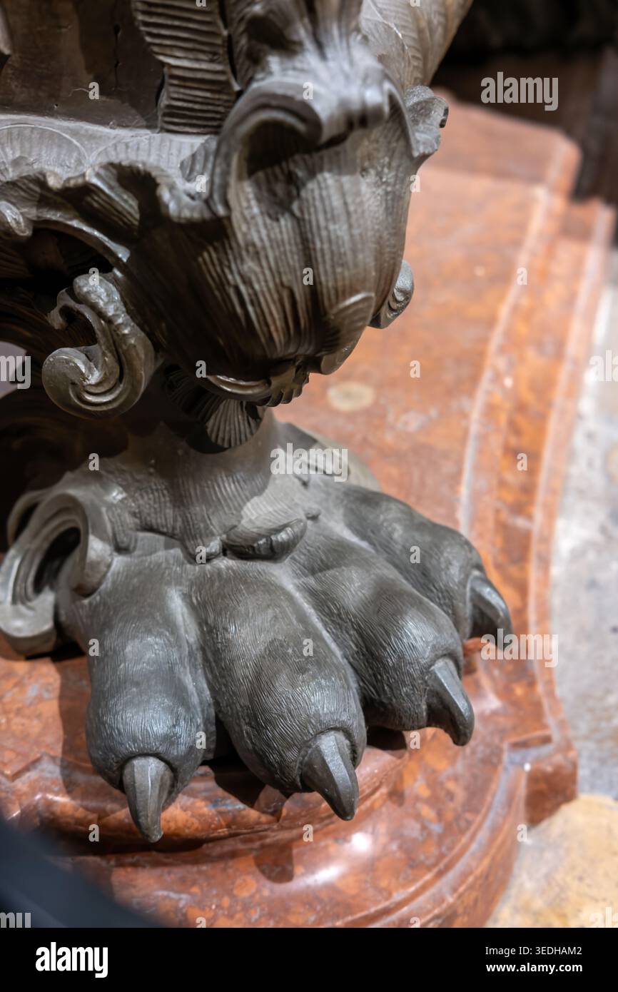 Dekorativer Löwenpfodenfuß des barocken Sarkophags der Kaiserin Maria Anna, auf rotem Marmorsockel, Kapuzinergruft, Wien, Österreich Stockfoto