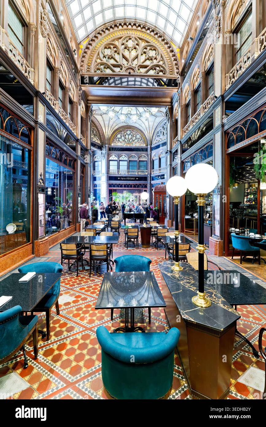 Die Leute genießen ihre Mahlzeiten im Parisi Passage Restaurant Cafe in Budapest. Das Hotel hat ein einzigartiges Design und eine helle Atmosphäre. Stockfoto