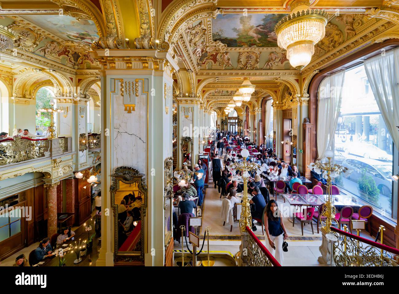 Im New York Cafe in Budapest genießen die Menschen Speisen und Getränke. Das Café hat ein klassisches Design und viele Gäste sitzen an Tischen. Stockfoto
