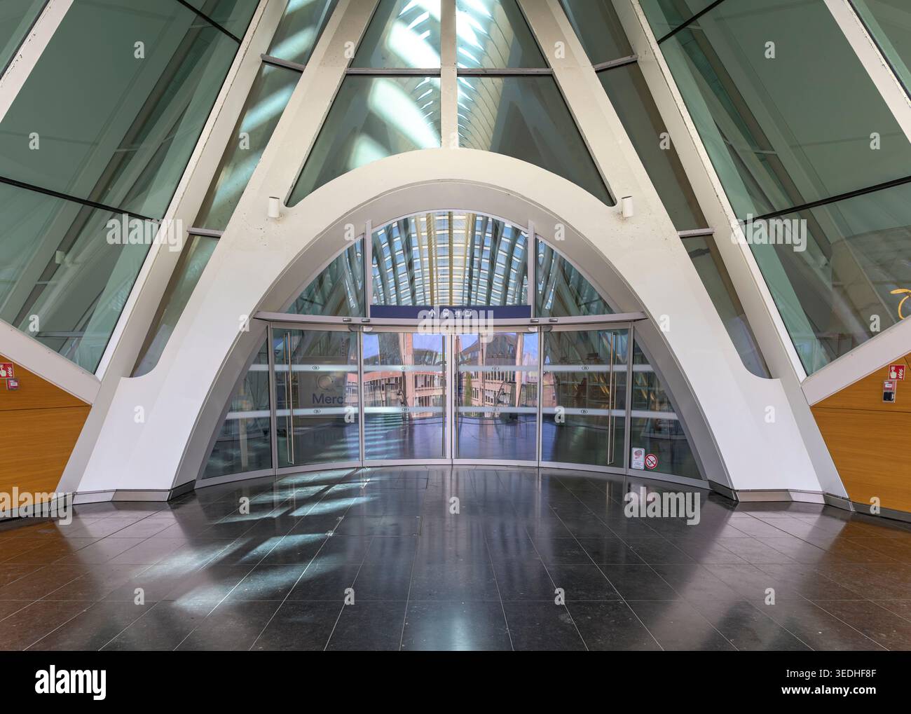 Kurvenreiche Eingänge am Bahnhof Mons, Belgien vom berühmten spanischen Architekten Santiago Calatrava. Wie in ein riesiges Raumschiff von Star Trek. Stockfoto