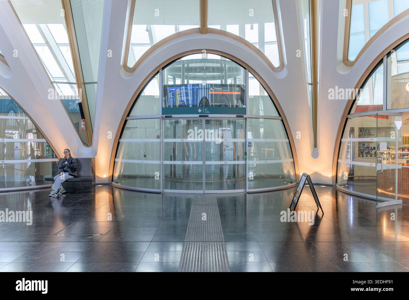 Kurvenreiche Eingänge am Bahnhof Mons, Belgien vom berühmten spanischen Architekten Santiago Calatrava. Wie in ein riesiges Raumschiff von Star Trek. Stockfoto