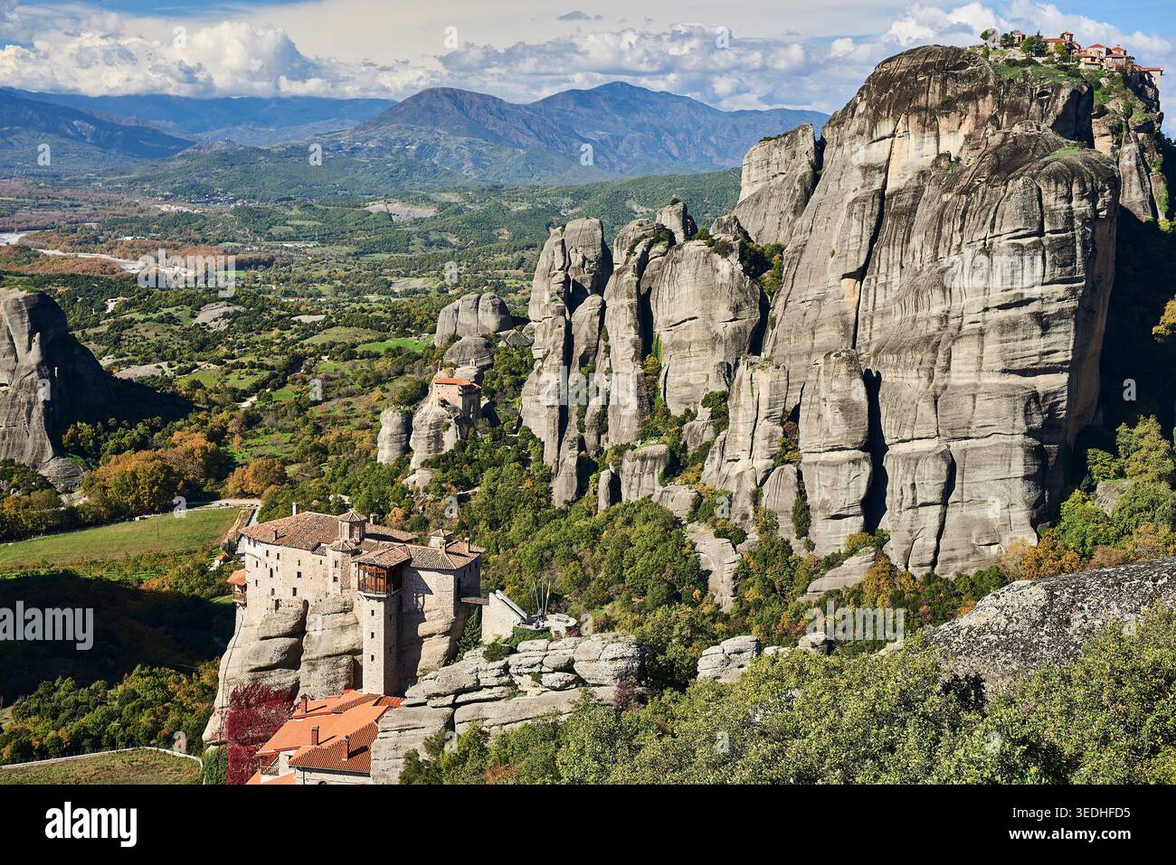 Östliche orthodoxe Klöster von Roussanou und der große Meteoron auf Sandsteinsäulen, Meteora, Kalambaka, Thessalien, Griechenland, Europa. Stockfoto