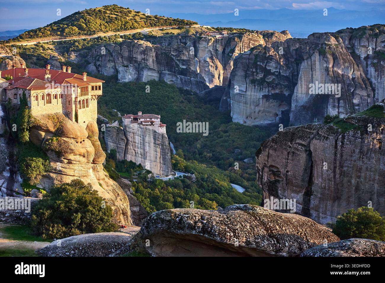 Die östlich-orthodoxen Klöster Rousanou und Nikolaus Anapausas auf Sandsteinsäulen, Meteora, Trikala, Thessalien, Griechenland, Euro Stockfoto