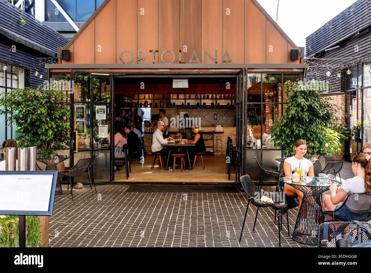 Leute Sitzen Vor Dem Ortolana Cafe/Restaurant In Britomart, Auckland, Neuseeland. Stockfoto