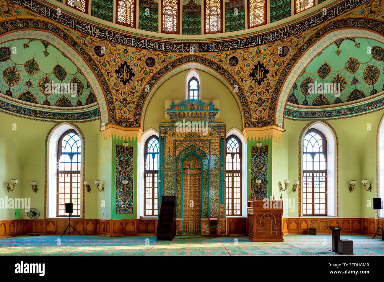 Innenraum der Taza-PIR-Moschee in Baku, Region Absheron, Aserbaidschan, mit Mihrab, Minibar, Kuppel und Korankalligraphie. Stockfoto