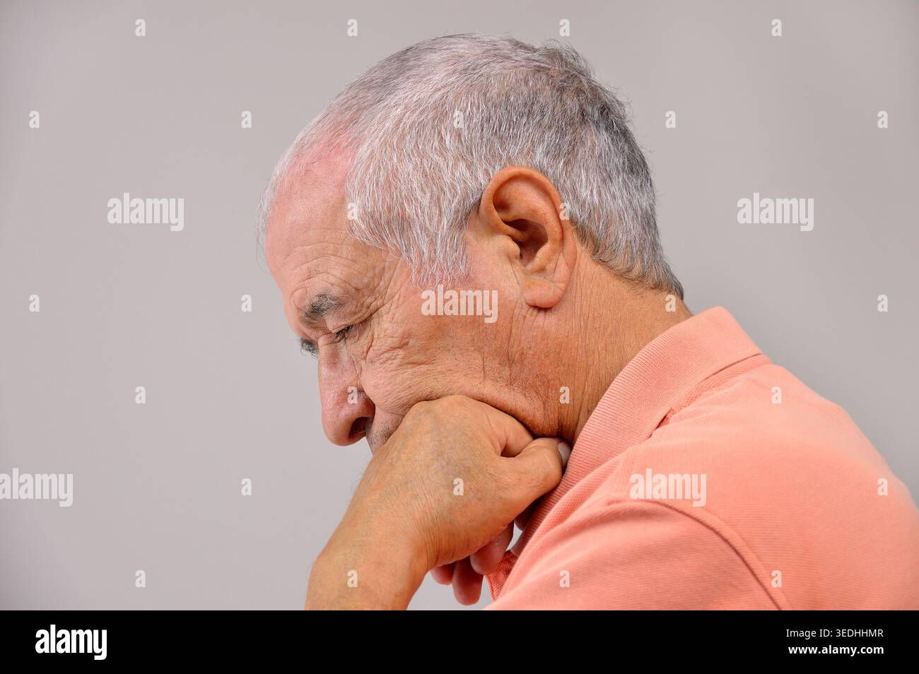 Porträt eines alten Mannes, der in Gedanken verloren ist Stockfoto