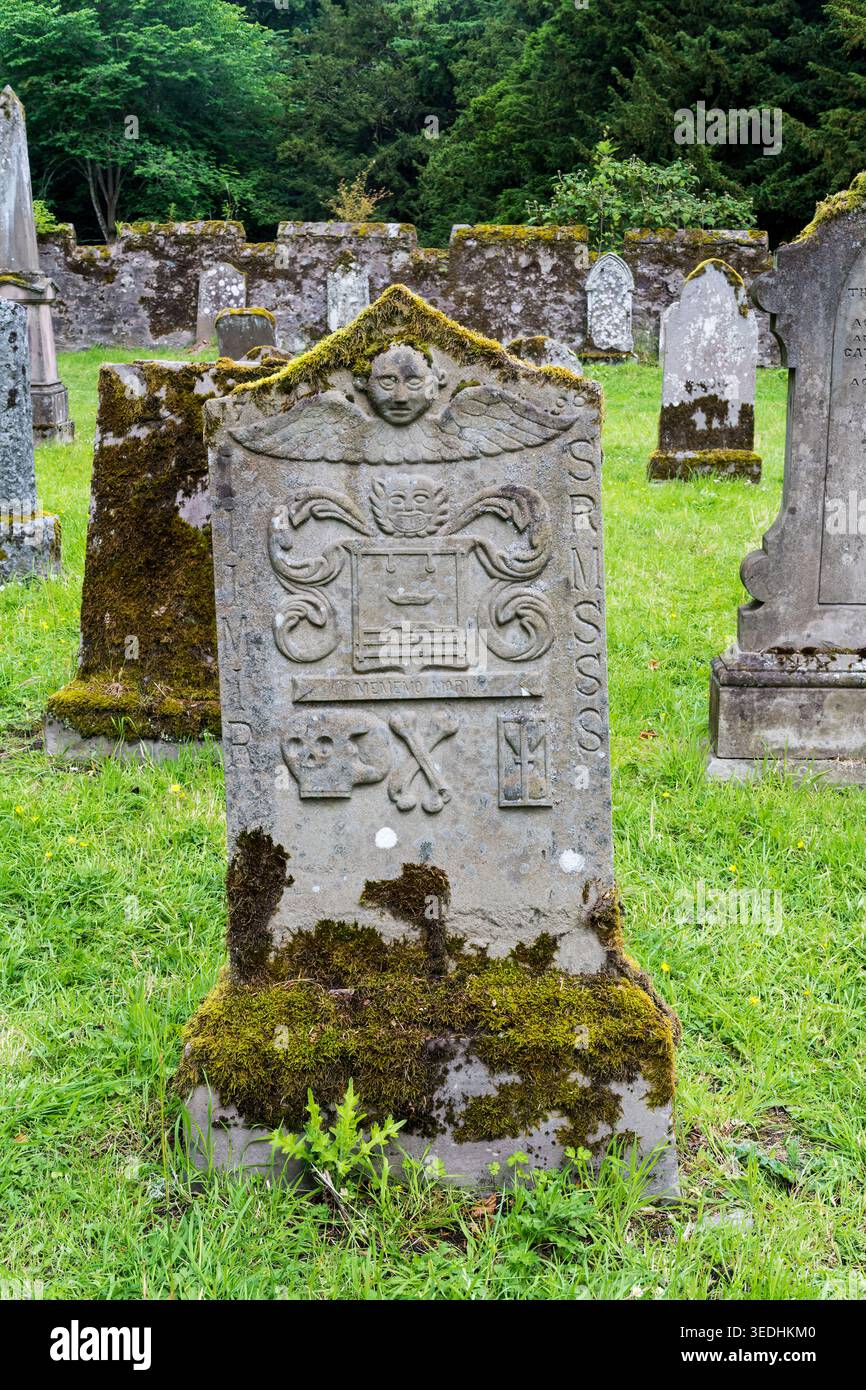 Memento Mori Schnitzerei auf einem Grabstein auf dem Friedhof im Scone Palace. Stockfoto