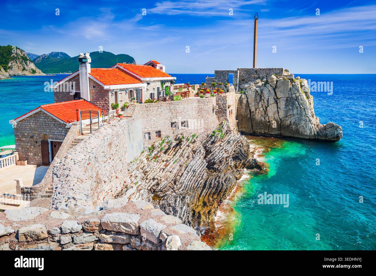 Petrovac, Montenegro. Blick aus der Vogelperspektive auf die Altstadt mit Blick auf die wunderschöne Küste der Adria. Stockfoto