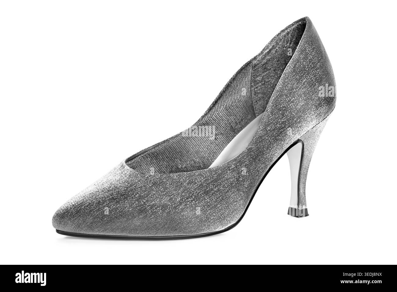 Ein silberner, eleganter High-Heel-Schuh aus Seide, isoliert auf weißem Hintergrund Stockfoto