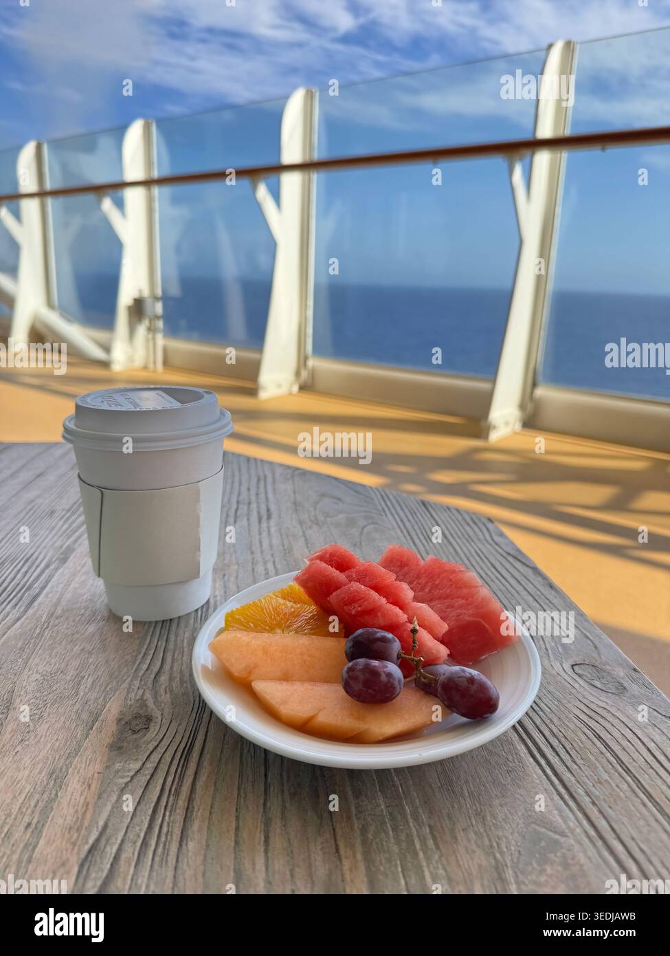 Obstteller auf offenem Deck auf dem Kreuzfahrtschiff - Smartphone-aufgenommenes Stockfoto