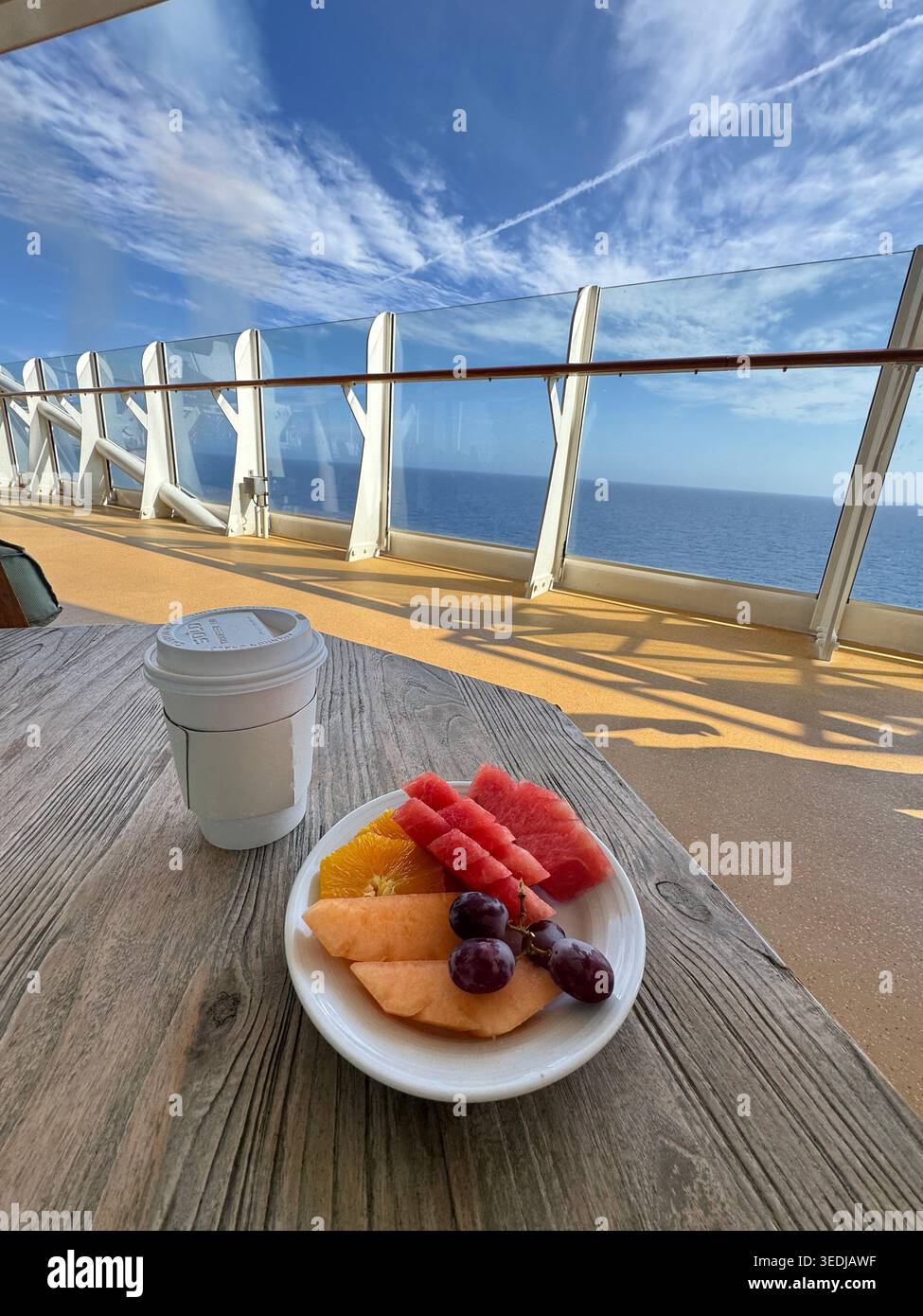Früchteteller zum Frühstück mit Kaffee - Smartphone-aufgenommenes Stockfoto