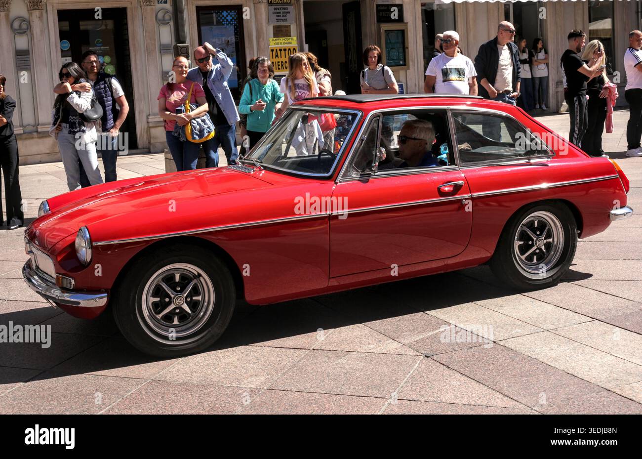 Klassisches rotes MG B GT Coupé bei der 30. Internationalen Oldtimer Auto Rallye in Rijeka, Kroatien, 2026. Legendärer britischer Oldtimer. Stockfoto