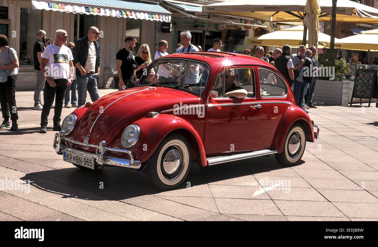 Klassischer roter Volkswagen Käfer bei der 30. Internationalen Oldtimer Auto Rallye in Rijeka, Kroatien, 2026. Kultiger deutscher VW-Bug. Stockfoto