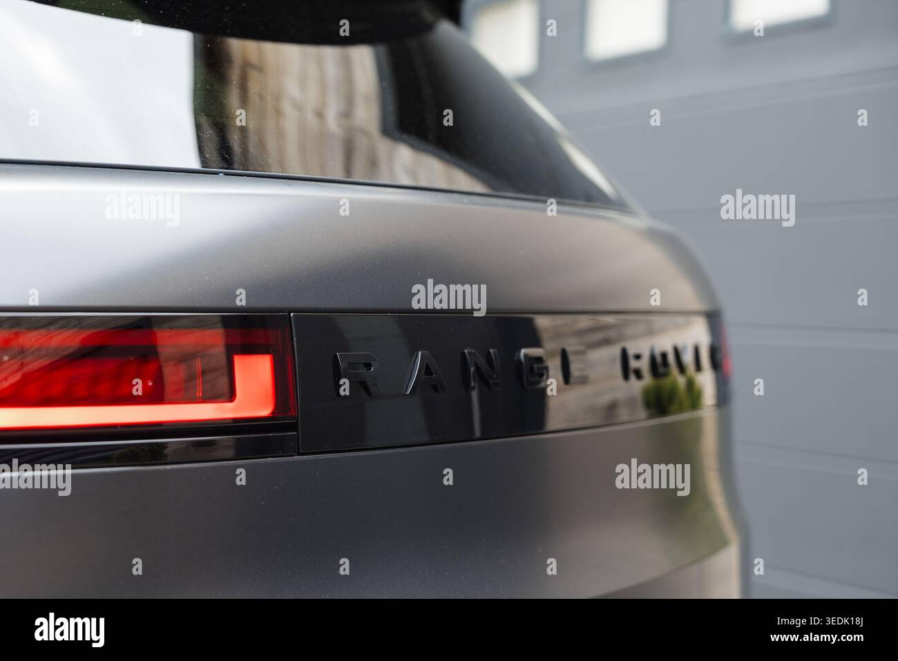 Slowenien, Ljubljana – 1. April 2026: Dieser Range Rover präsentiert sein modernes Design und sein einzigartiges Branding. Stockfoto