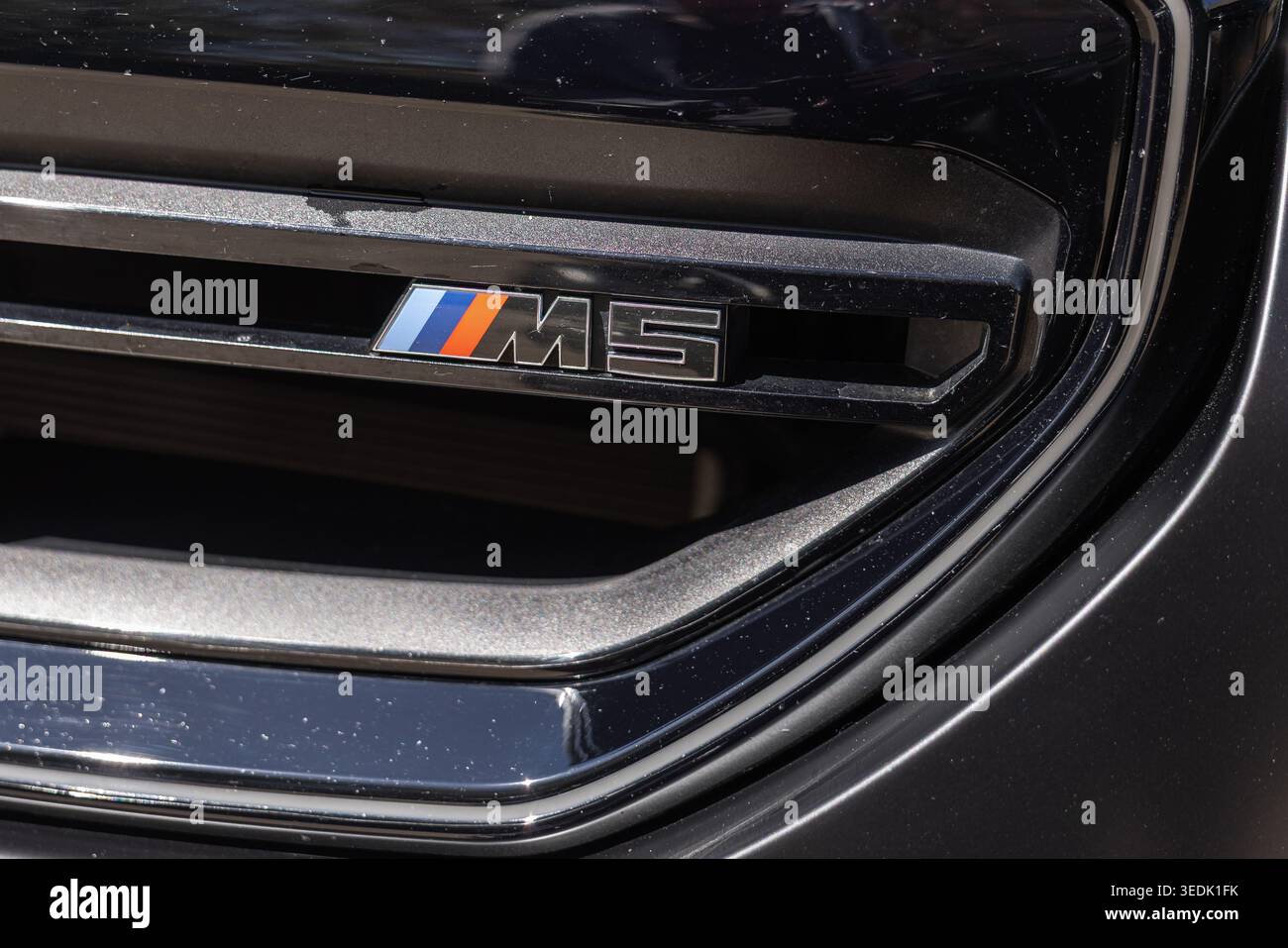 Slowenien, Ljubljana - 8. April 2026: Blick auf das BMW M5-Emblem auf der Vorderseite einer Premium-Limousine bei hellem Licht Stockfoto