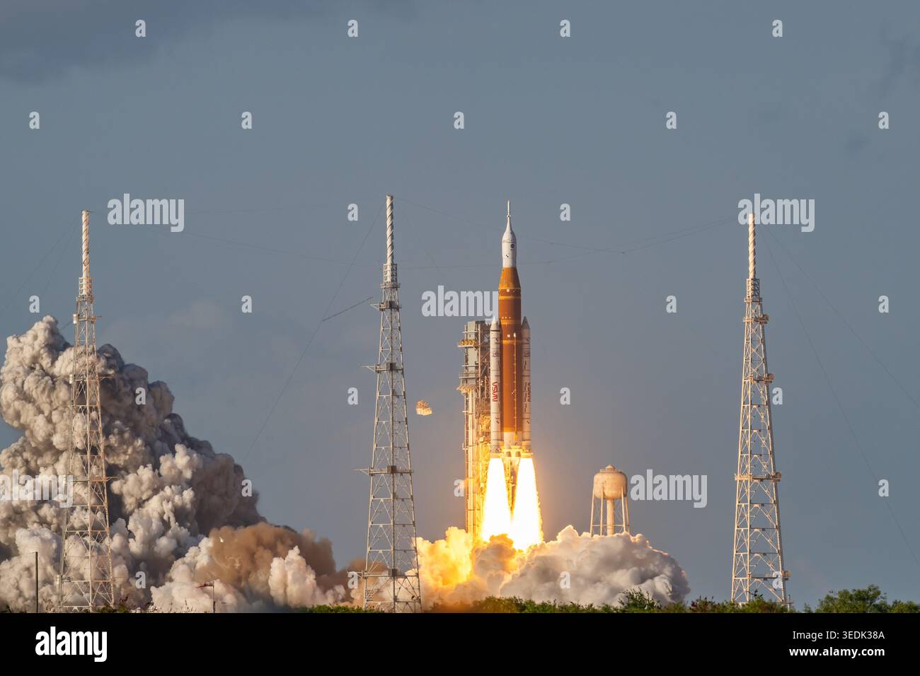1. April 2026: Die Rakete des Space Launch System (SLS) der NASA startet die Artemis II-Crew auf den Mond. Quelle: Brandon Moser/Alamy Live News Stockfoto