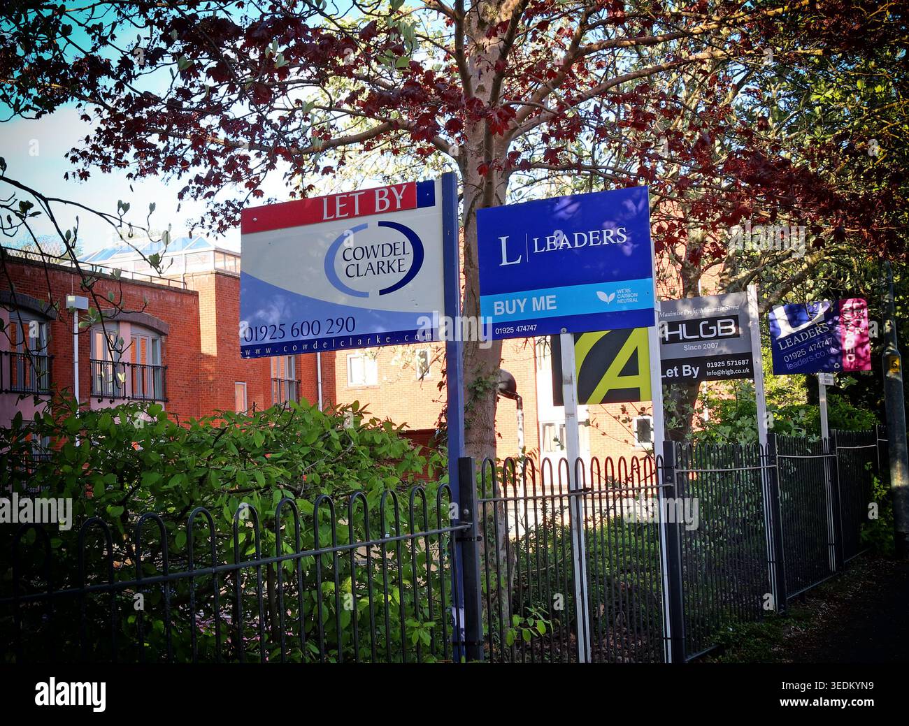 Nachlassvermittler in Latchford, Warrington, die Englands Renters’ Rights Act und den Schutz privater Mieter illustrieren. Stockfoto