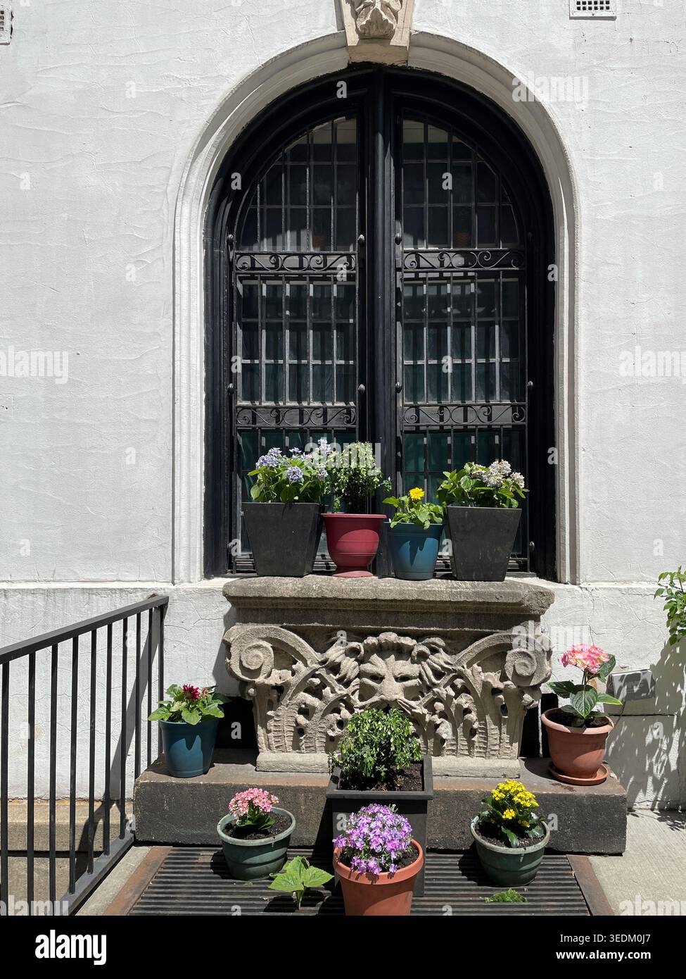 Blumentöpfe auf der E. 35th St. im historischen Stadtteil Murray Hill Heller, ein klarer Frühlingstag, 2026, New York City, USA Stockfoto