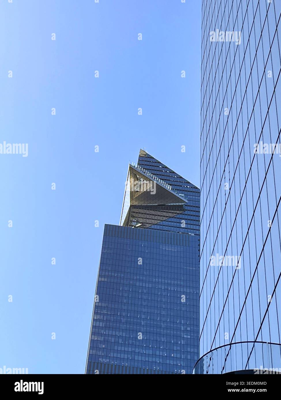 „The Edge“ ist eine Outdoor-Aussichtsplattform auf der hundertsten Etage in Hudson Yards, 2026, New York City, USA - Smartphone-aufgenommenes Stockfoto