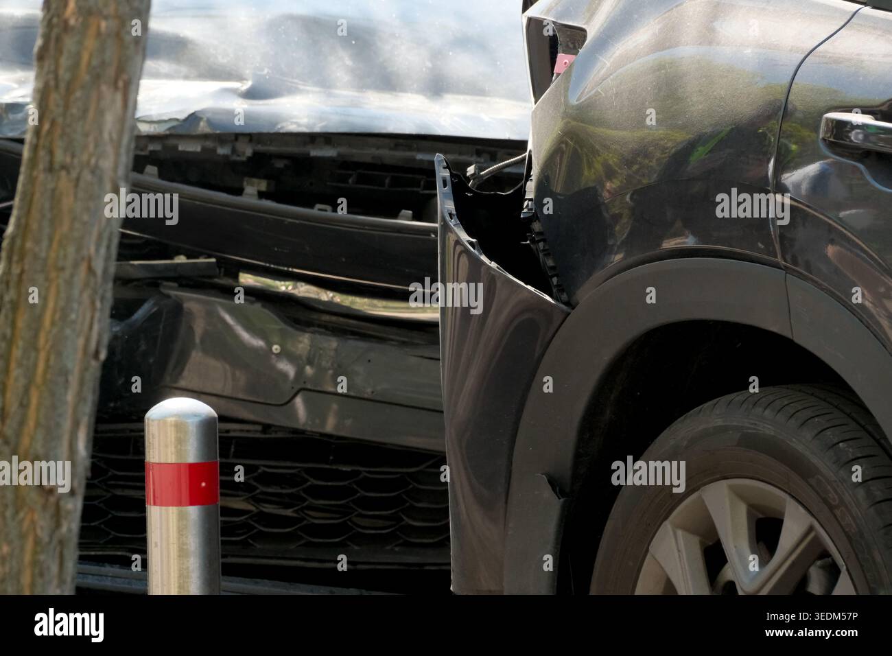 Zwei Autos wurden in einer Stadtstraße schwer beschädigt, ein deutliches Zeichen für einen Unfall vor kurzem. Stockfoto