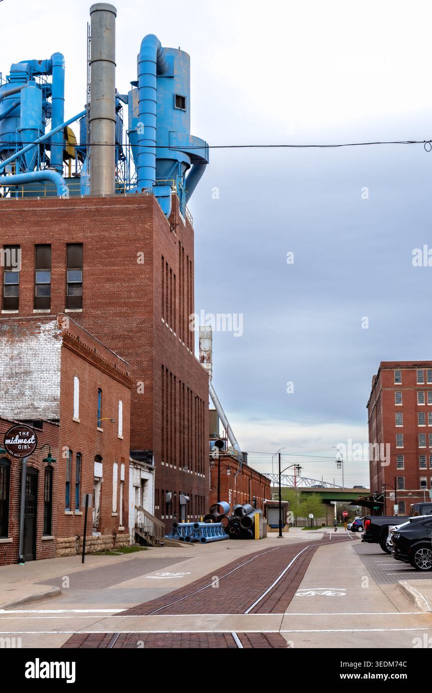 Dubuque, Iowa, USA - 25. April 2026: Historische Industriebauten und Fabrikgebäude im Millwork District mit Eisenbahnschienen Stockfoto