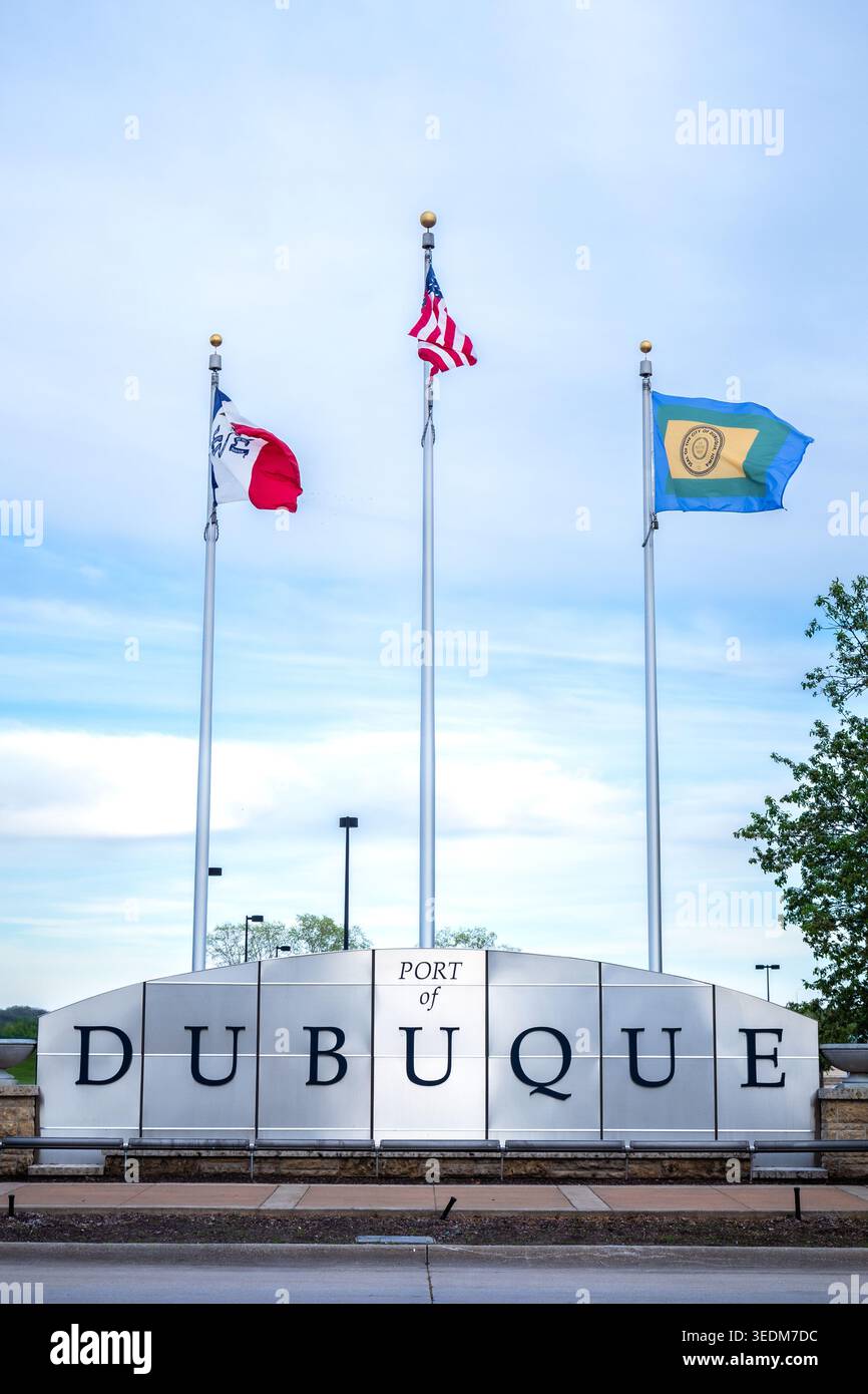 Dubuque, Iowa, USA: Eintrittsschild für den Hafen von Dubuque mit amerikanischen und Iowa-Flaggen in Dubuque, Iowa Stockfoto