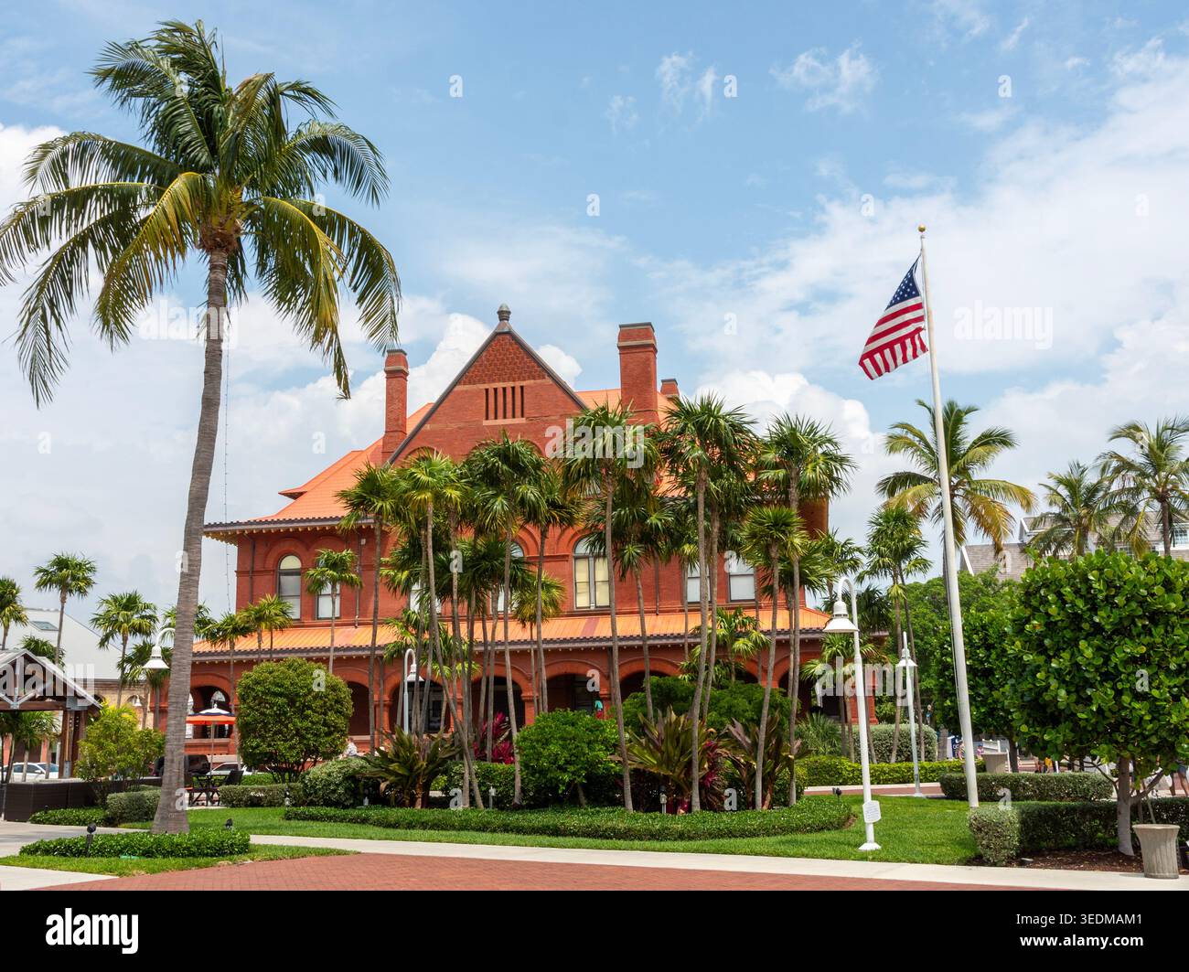 KEY WEST, FLORIDA USA: Das historische Key West Museum of Art & History im Custom House, ein rotes Backsteingebäude im romanischen Stil. Stockfoto