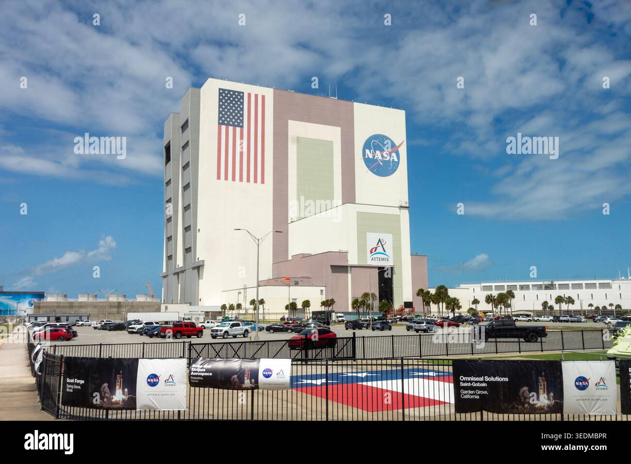 Das legendäre Vehicle Assembly Building (VAB) mit dem NASA-Logo und der amerikanischen Flagge im Kennedy Space Center in Cape Canaveral, Florida. Stockfoto