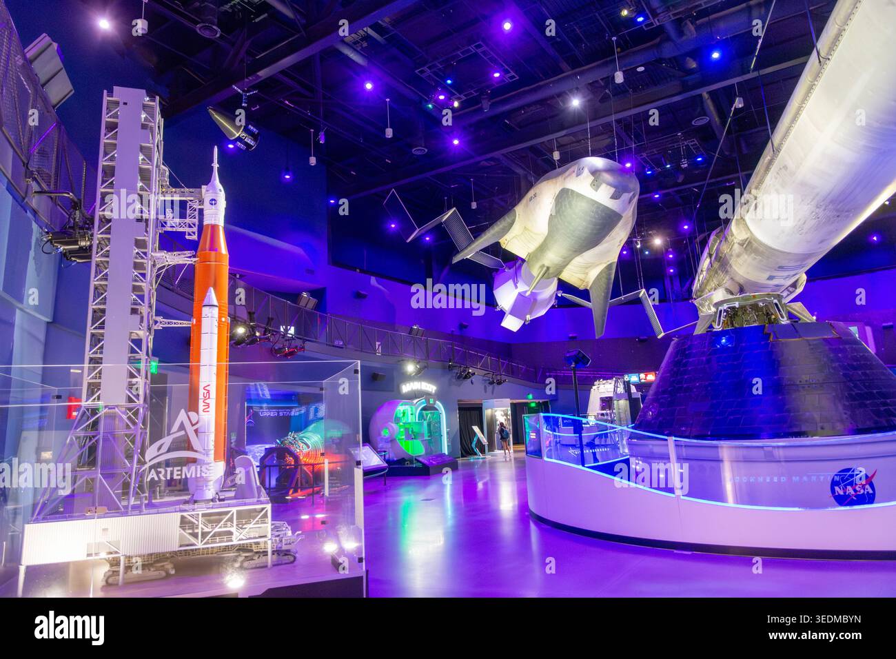 Gateway-Ausstellung im Kennedy Space Center mit dem SLS-Raketenmodell und der Orion-Kapsel unter Neonlicht in Cape Canaveral, Florida. Stockfoto