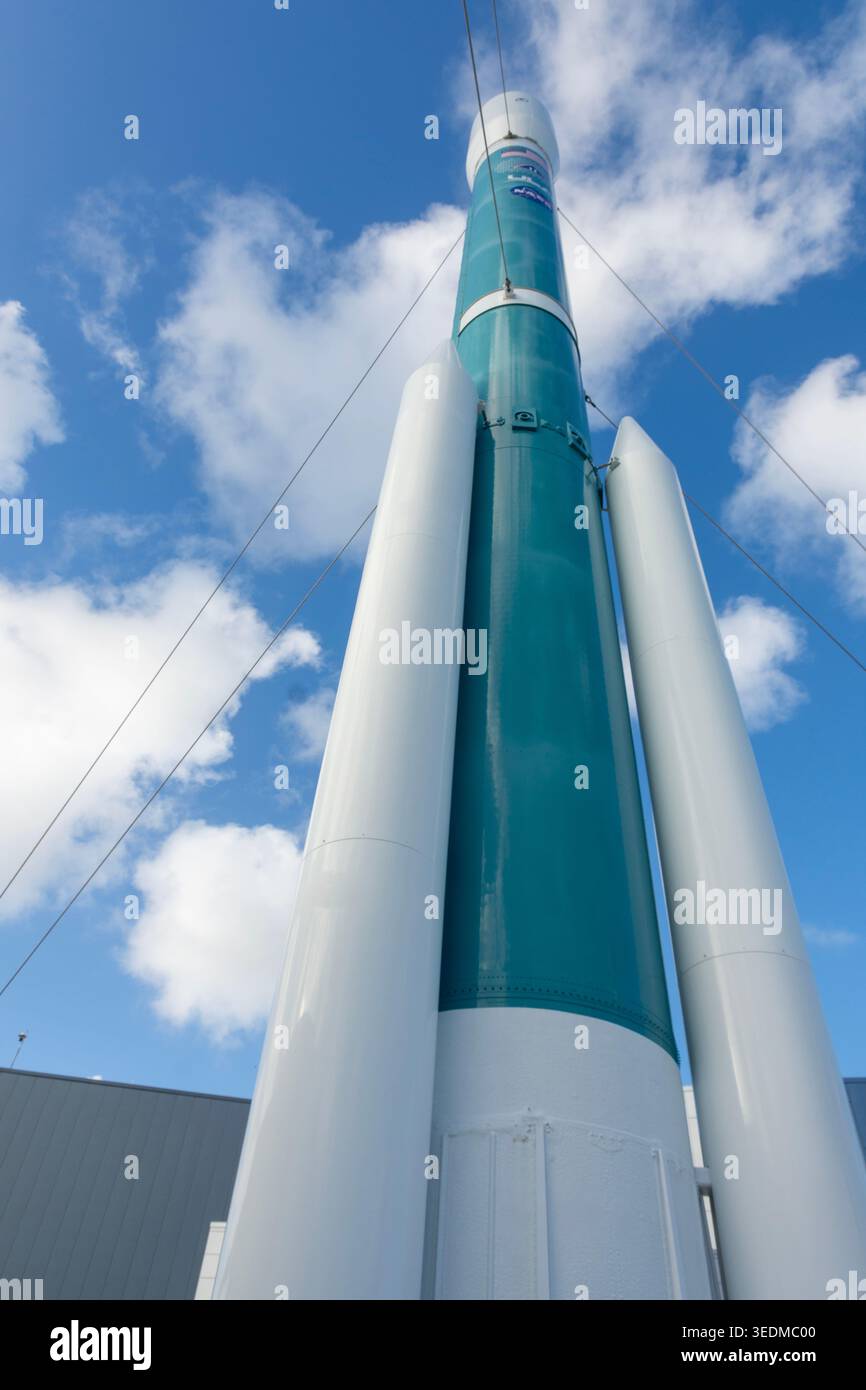 Tiefwinkelansicht der Delta-II-Rakete im Kennedy Space Center Rocket Garden in Cape Canaveral, Florida. Stockfoto