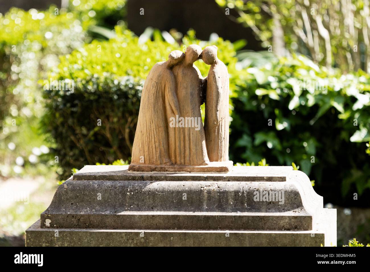 Ein Grabstein mit geschnitzten Trauerfiguren auf dem protestantischen Friedhof in Rom, Italien. Stockfoto