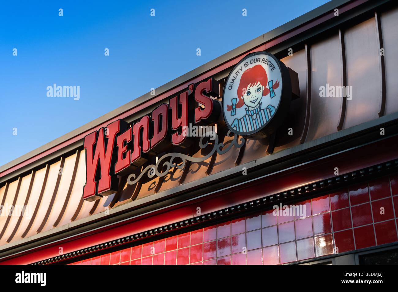 Außenansicht Des Wendys Restaurants Mit Vintage Retro-Logo Und Klassischem Mascot-Branding Und Architektur Stockfoto