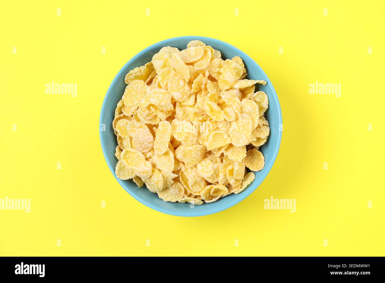 Schüssel mit köstlichem Müsli auf gelbem Hintergrund, Blick von oben Stockfoto