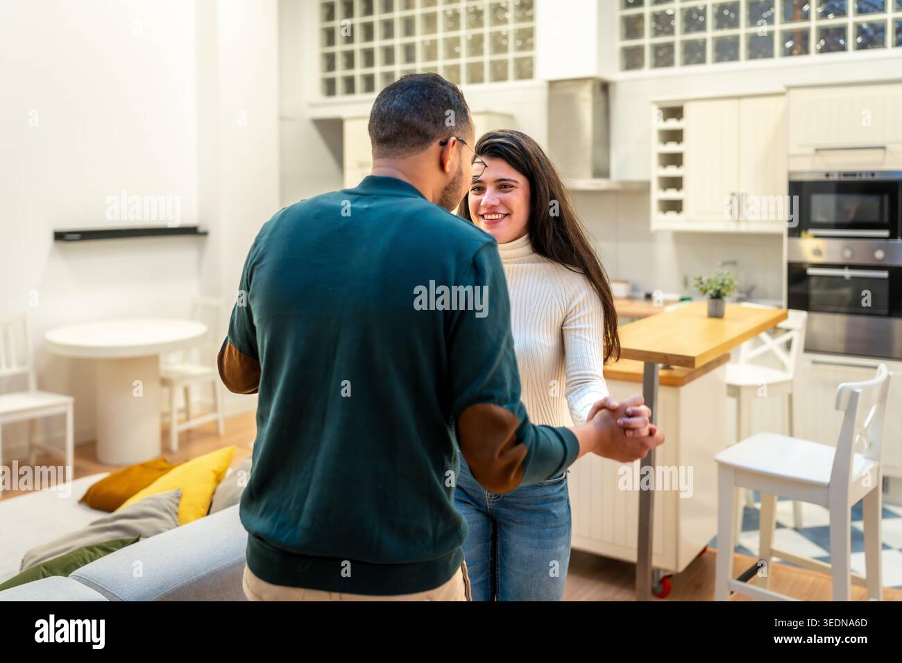 Glückliches Paar, das zu Hause einen romantischen Moment genießt Stockfoto