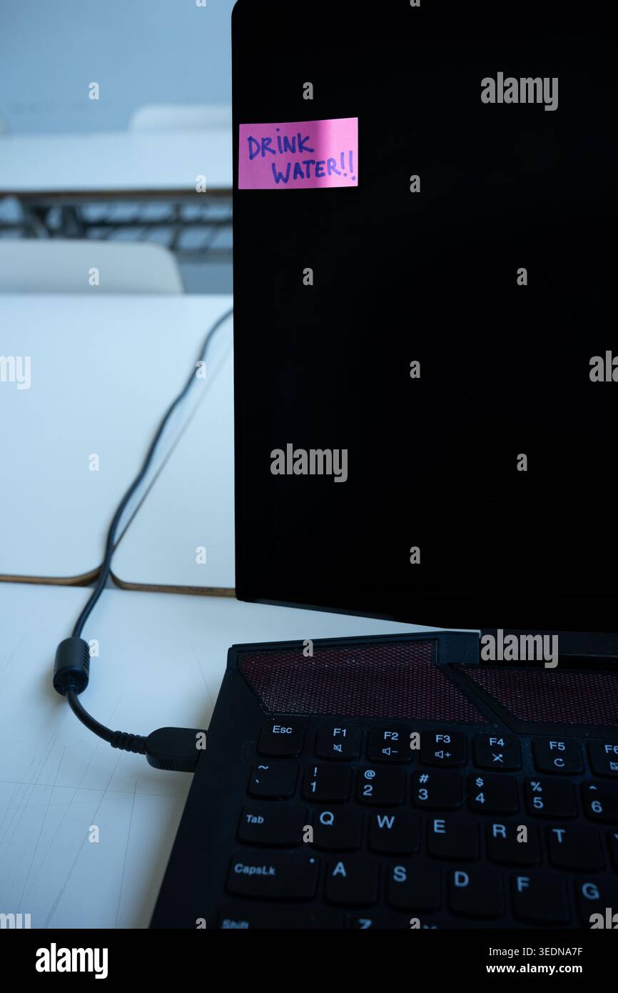 Vertikales Konzept der Trinkwasser-Gesundheit Erinnerung auf Laptop-Bildschirm Stockfoto