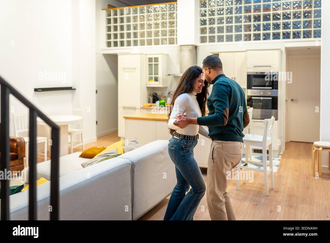 Paare tanzen liebevoll zusammen in einem modernen Zuhause Stockfoto