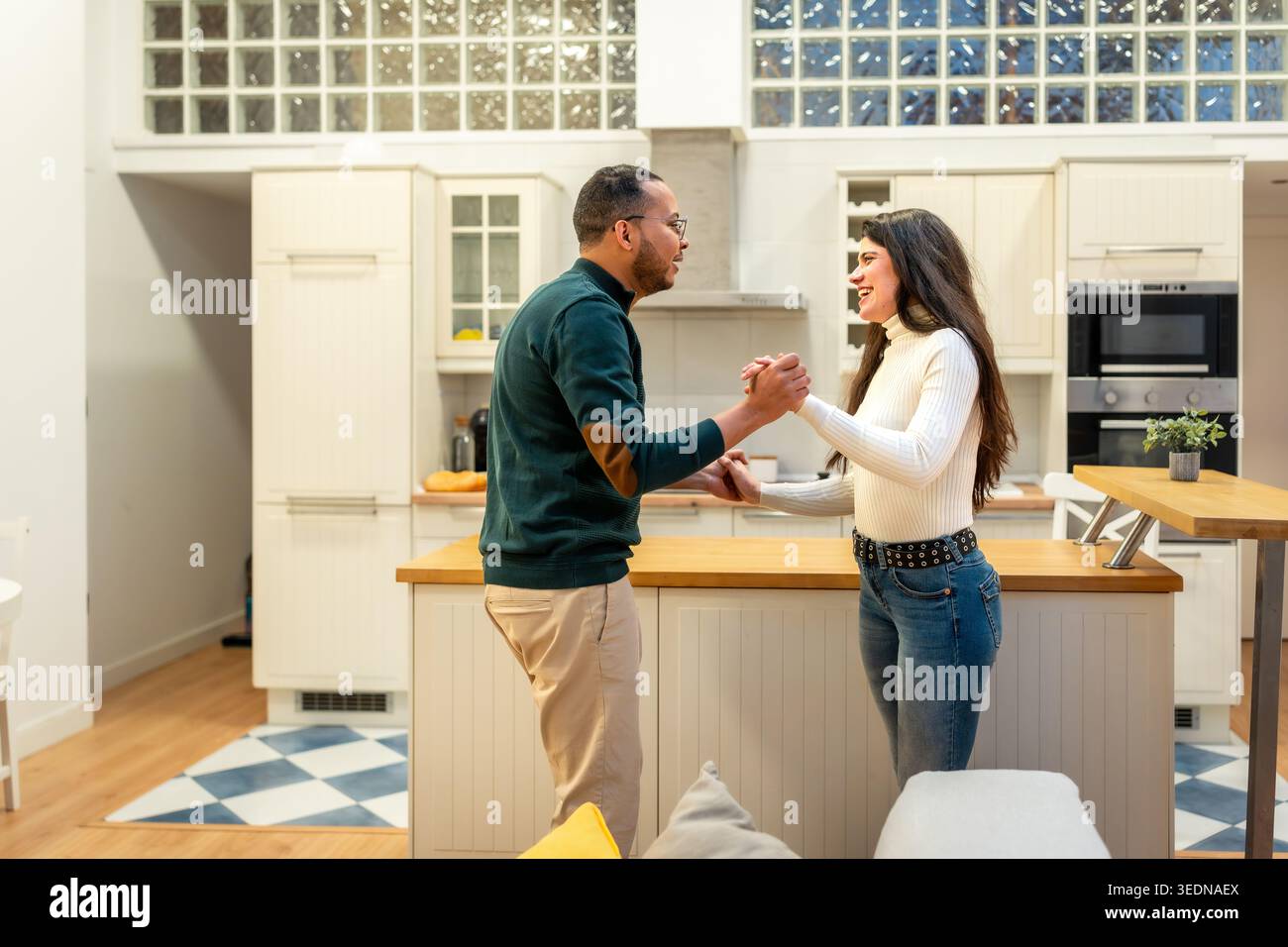 Glückliches Paar tanzt in einer modernen Küche Stockfoto