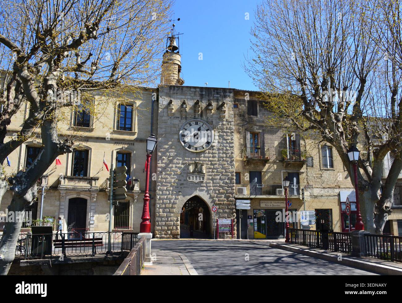 Die historische Tour de l'Horloge (Uhrenturm) mittelalterliches Tor und Glockenturm im Dorf Sommieres, Département Gard, Frankreich Stockfoto