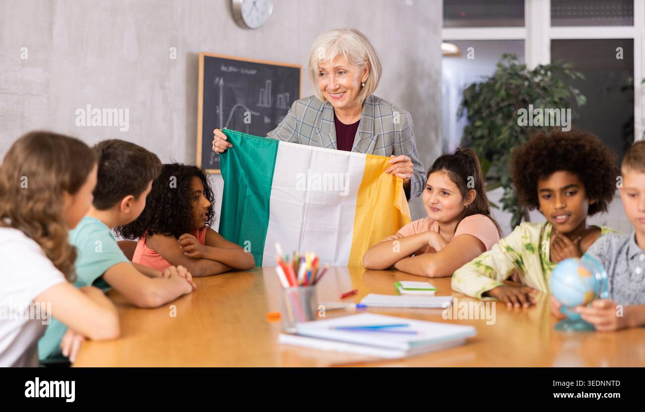 Die Schüler hören auf Lehrer, die über Irland sprechen Stockfoto