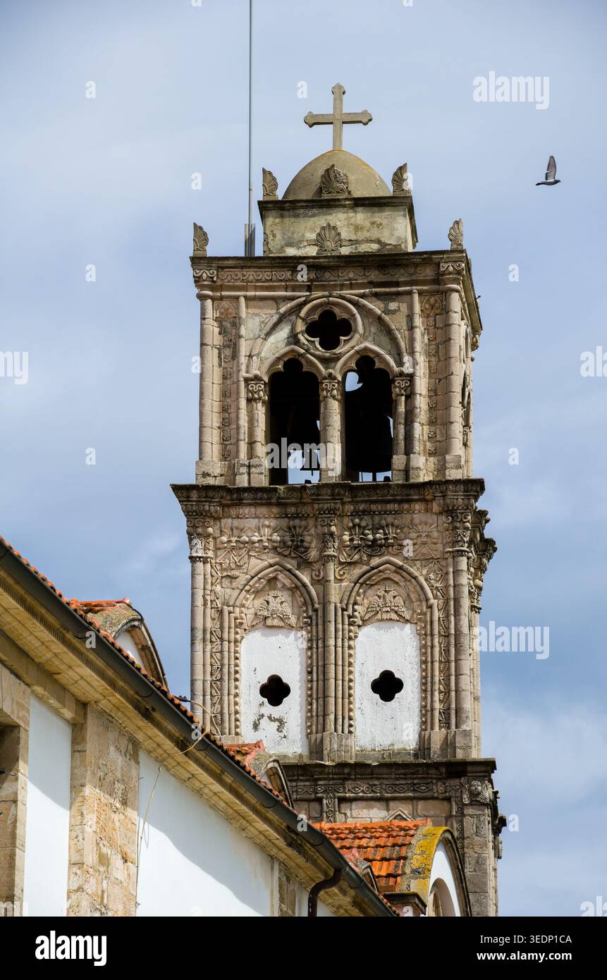 Historische Steinkirche Glockenturm mit Kreuz Stockfoto