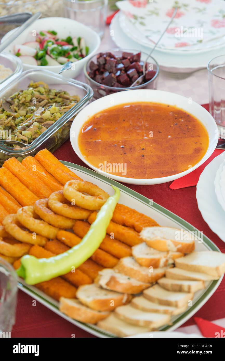 Traditionelles serbisches slawisches Fastenessen mit Fisch- und Gemüsegerichten auf Familientisch Stockfoto