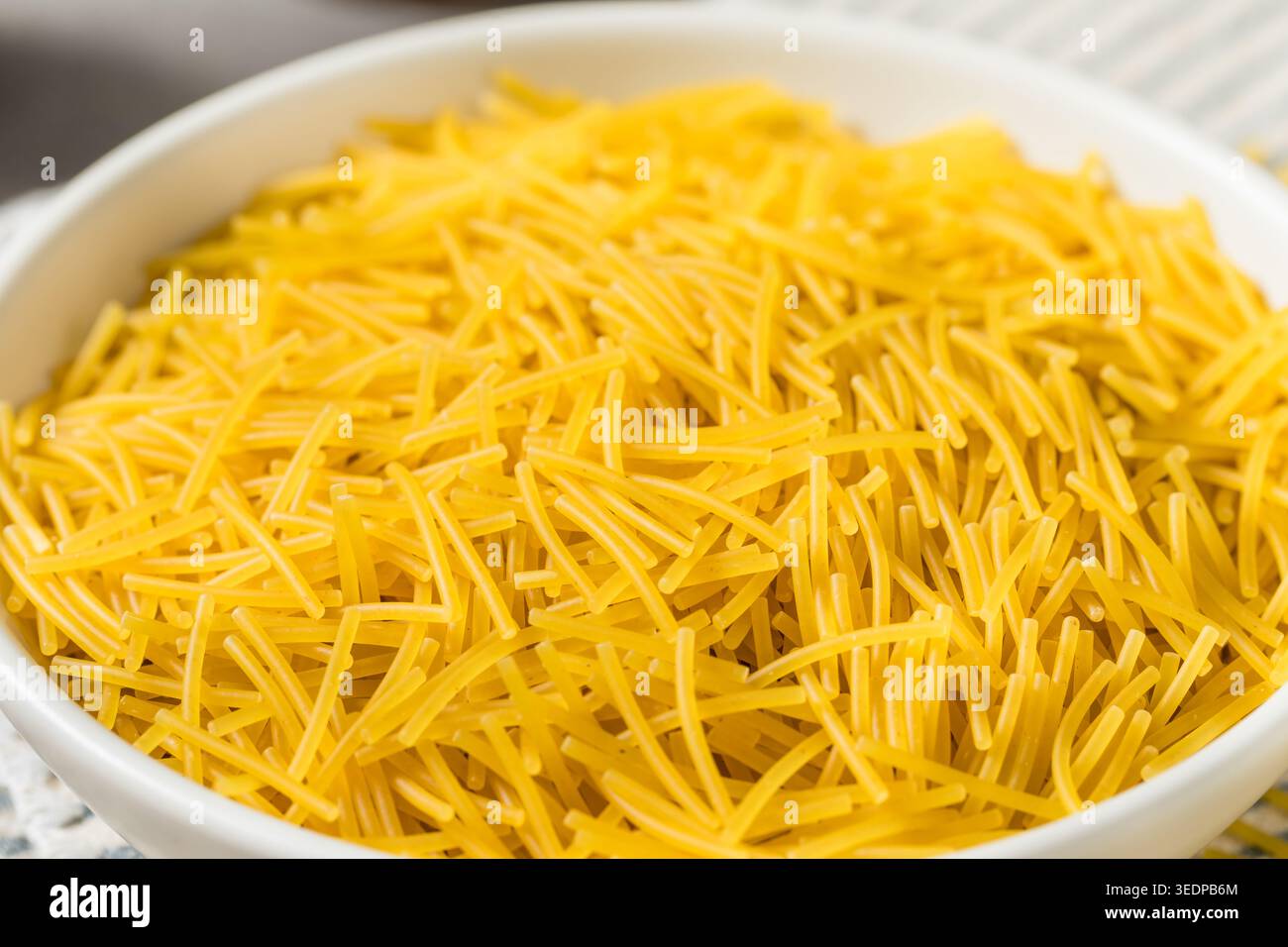 Trockene Spaghetti mit Fideo-Schnitt, fertig zum Kochen Stockfoto