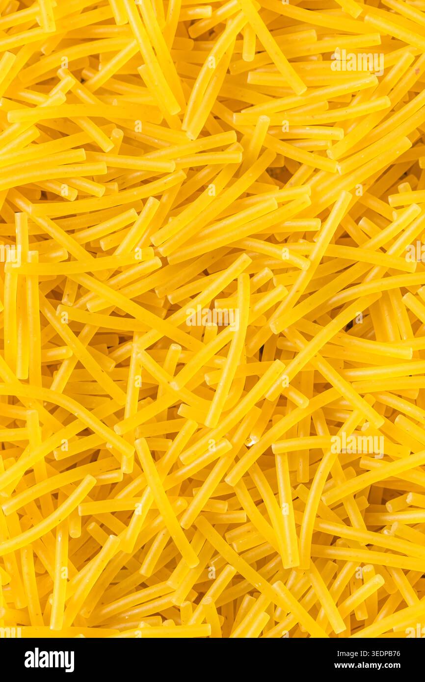 Trockene Spaghetti mit Fideo-Schnitt, fertig zum Kochen Stockfoto