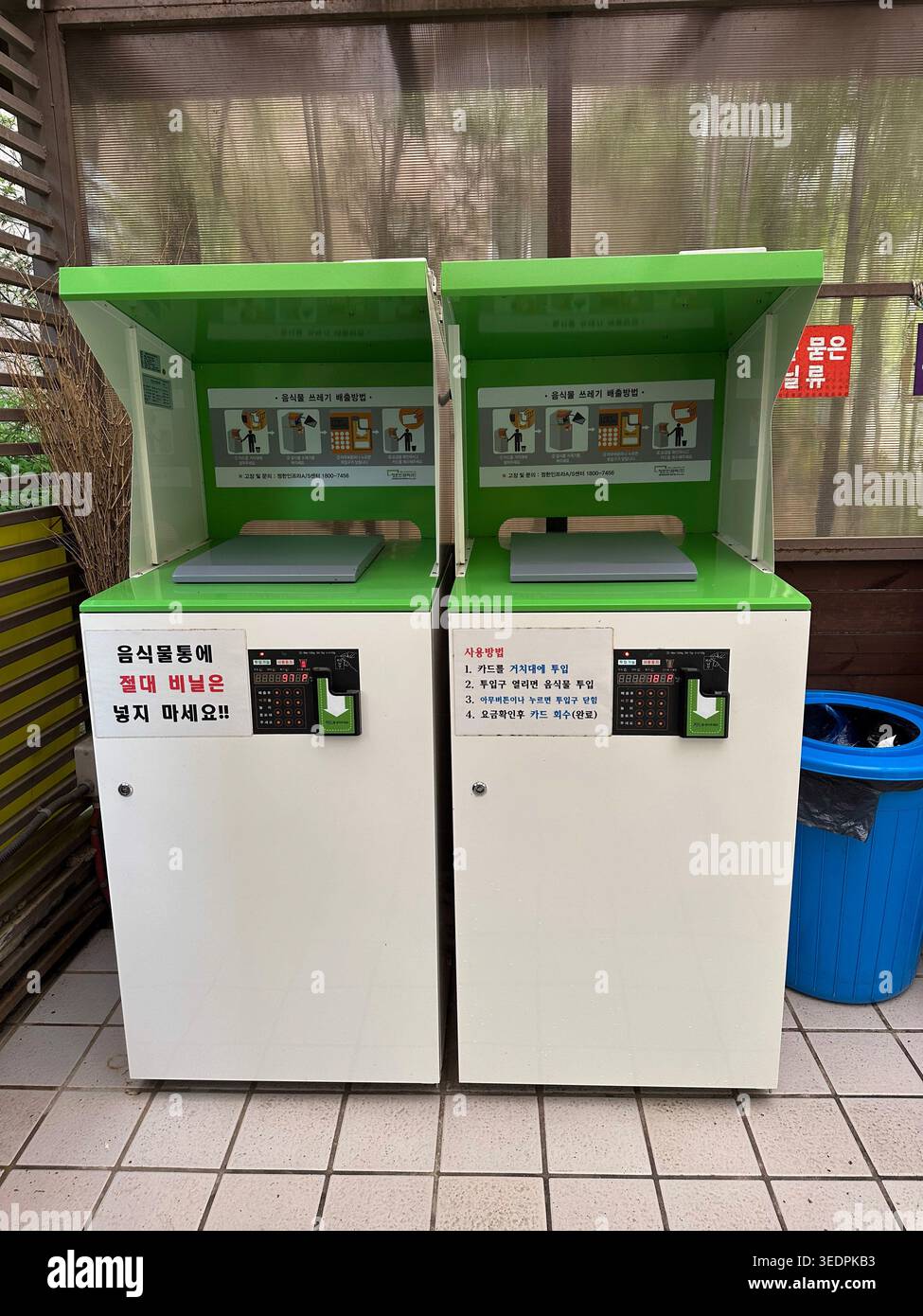 Seoul, Südkorea - 05.07.2026: Intelligente Recyclingmaschinen für Lebensmittelabfälle in Wohngebäuden Stockfoto